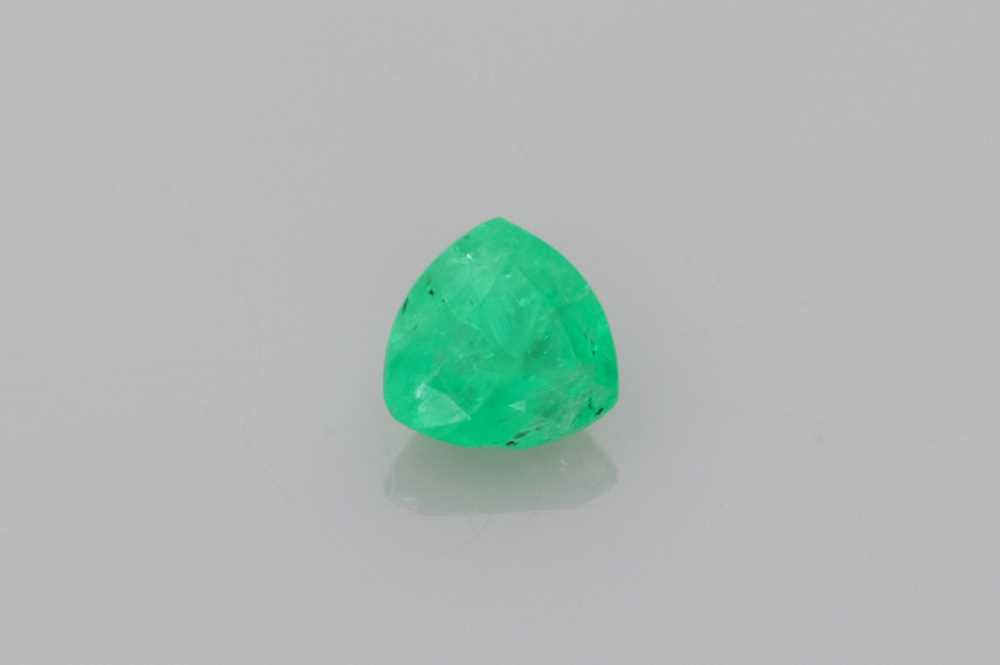 Emerald Trillion gemstone image 2