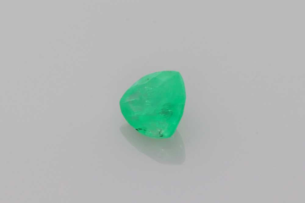 Emerald Trillion gemstone image 3